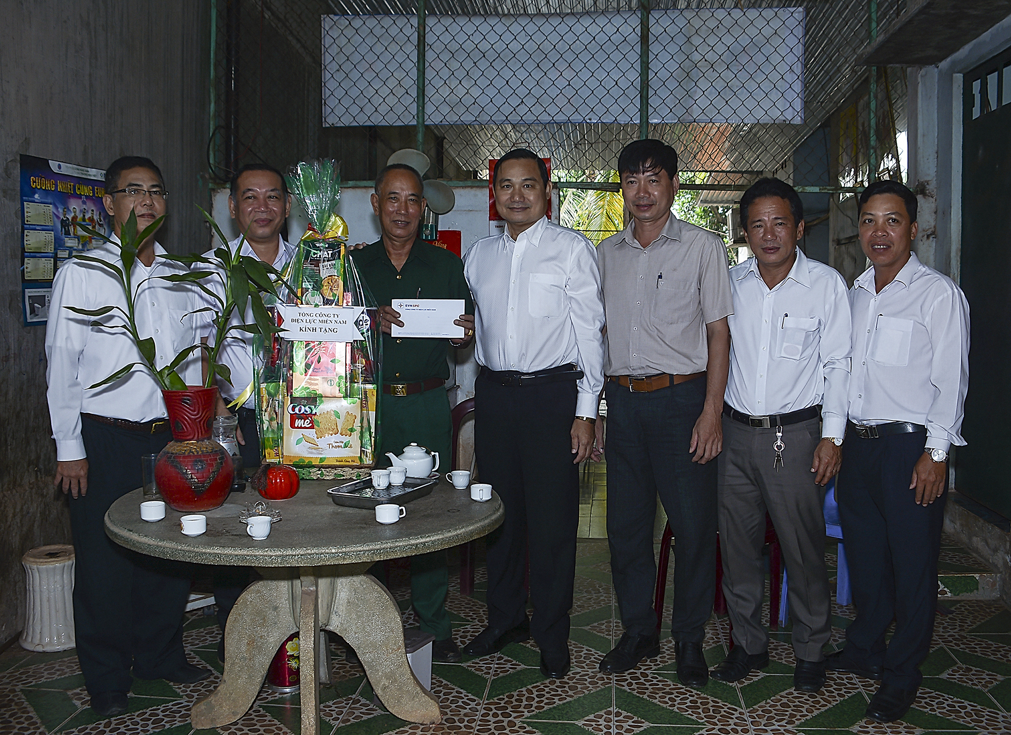 Đoàn công tác của EVN SPC thăm và tặng quà thương binh Nguyễn Văn Lộc