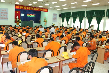 Cac_doi_dang_lam_bai_thi_ly_thuyet_trac_nghiem