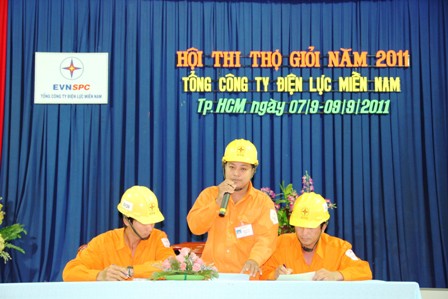 Doi_PC_Ca_Mau_dg_tra_loi_cau_hoi_trong_phan_thi_Van_dap
